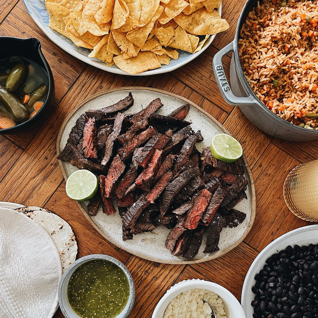 Arrachera asada servida en mesa mexicana